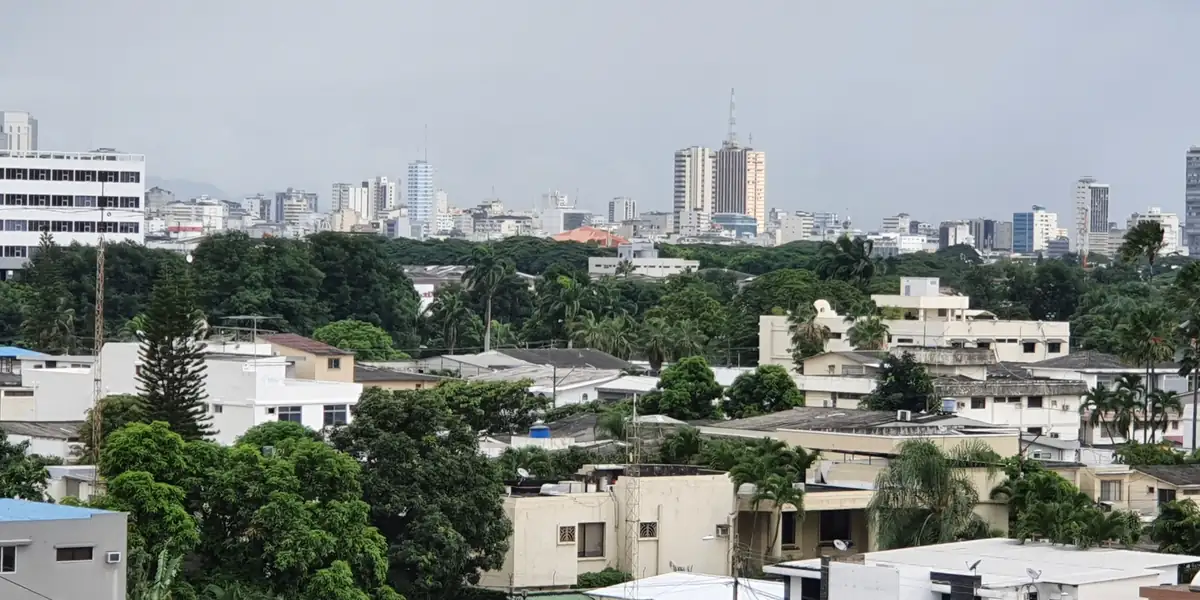 Panorama de Guayaquil con sus edificios entre el arbolado